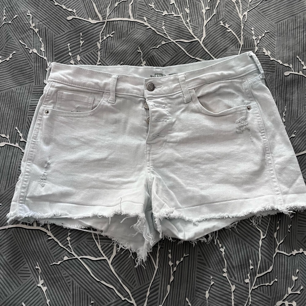 Women’s Old Navy Boyfriend Mid-Rise Jean Cutoff shorts in White, size 8
